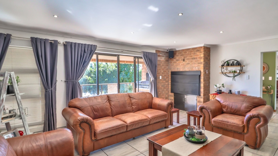 4 Bedroom Property for Sale in Middedorp Western Cape